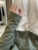 一店k 救命！这件棉条纹衫真的焊在身上吧！1oo%纯棉竹节棉，软乎乎的巨透气！低饱和绿色素颜穿都超有氛围感！宽松版型藏肉一绝，随便一搭就是韩系松弛感，日常通勤闭眼冲！宽松落肩款长袖条纹T恤 商品缩略图7