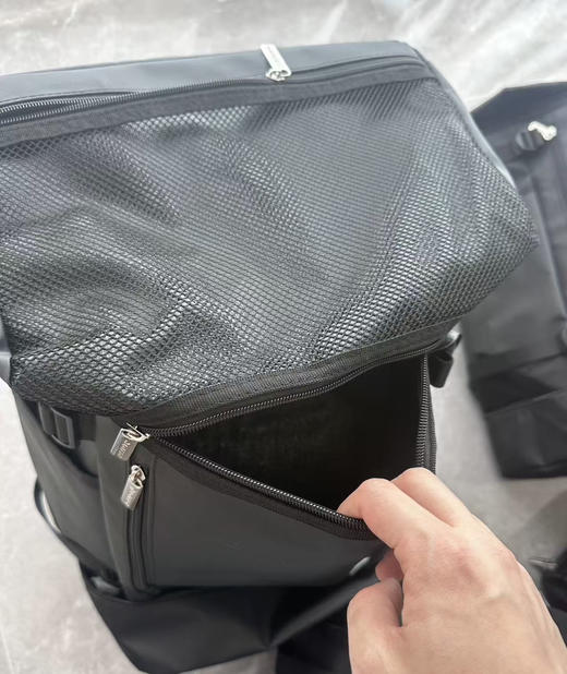 全新正品美单LOTTO乐途大容量46L多功能双肩包行李背包羽毛球包衣物包
26年一季度新款 官网120美金
尺寸54x32x20 都是黑色 根据logo颜色下单 商品图3