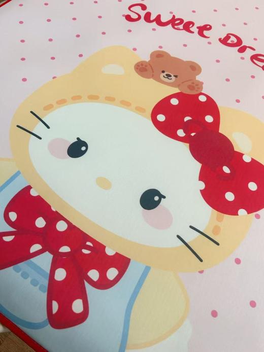 🎀新款2026【儿童水光冰丝凉席三件套】 💚一款自带凉感的凉席 选用高品质水光冰丝材质，摸上去第一感觉就是顺滑软糯，没有普通凉席的粗糙硬挺，轻轻贴在皮肤上，瞬间带走燥热，自带丝丝凉意。 商品图5