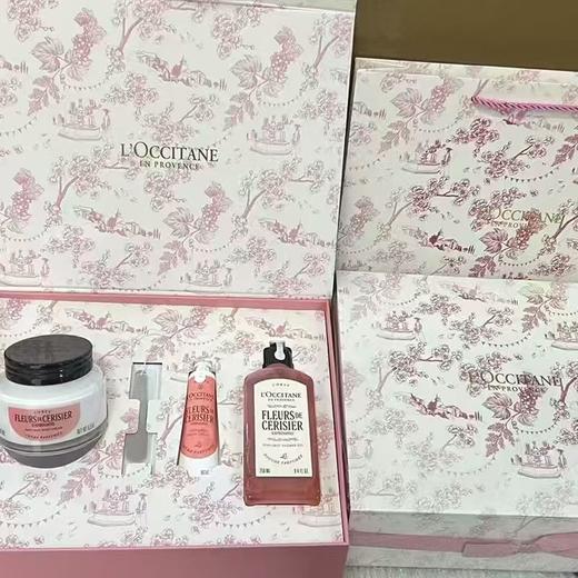 【香港免税店🇭🇰*送礼袋】L'OCCITANE欧舒丹绮梦樱花四件套（身体乳200ml+香氛沐浴啫喱250ml +护手霜30ml +刮板1个）·香港直邮-x_bba 商品图8