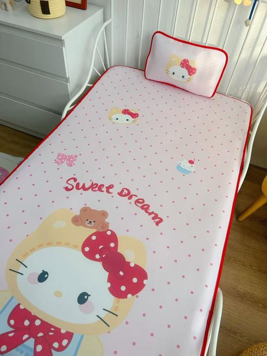 🎀新款2026【儿童水光冰丝凉席三件套】 💚一款自带凉感的凉席 选用高品质水光冰丝材质，摸上去第一感觉就是顺滑软糯，没有普通凉席的粗糙硬挺，轻轻贴在皮肤上，瞬间带走燥热，自带丝丝凉意。 商品图3