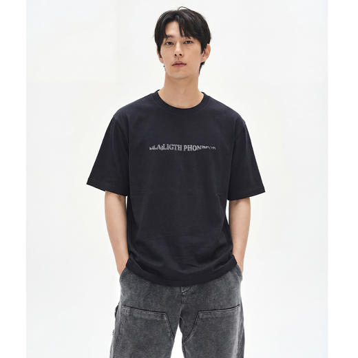 DRONKOO 2026 圆领前重叠字母后幅多排不规则字母微阔短袖T恤 商品图1