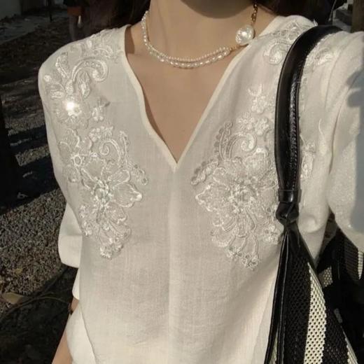 法式刺绣仿苎麻 V领上衣，重工精致刺绣， V领宽松设计，舒适优雅 。【5-7天发货】 商品图2