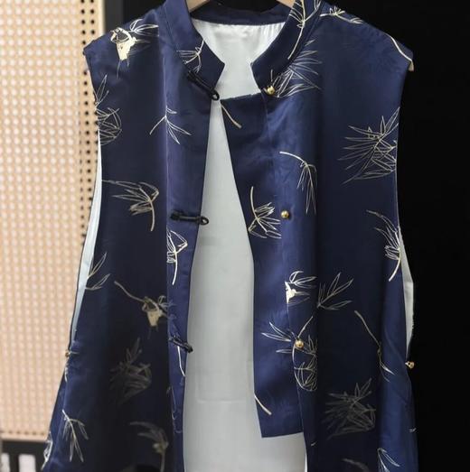 （清仓卖完即止！！）新中式「竹燕春晖」马甲， 设计师将燕子竹青的雅致韵味融入其中，媲美秀场上的高定款【3-7天发货，周末顺延】 商品图13