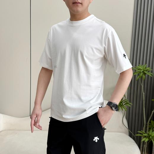 点此购买 迪桑特ALLTERRAIN 81系列男士后背图案印花宽松短袖T恤 qk 343698 商品图2