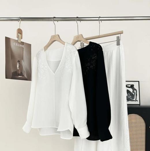 法式刺绣仿苎麻 V领上衣，重工精致刺绣， V领宽松设计，舒适优雅 。【5-7天发货】 商品图13