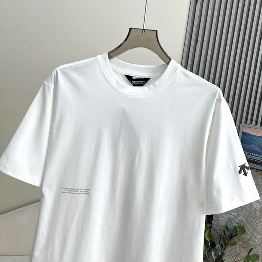 点此购买 迪桑特ALLTERRAIN 81系列男士后背图案印花宽松短袖T恤 qk 343698 商品图10