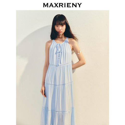 【商场同款】MAXRIENY优雅度假风连衣裙25夏款肌理感脖挂吊带长裙(货号:MC86DR063) 商品图2