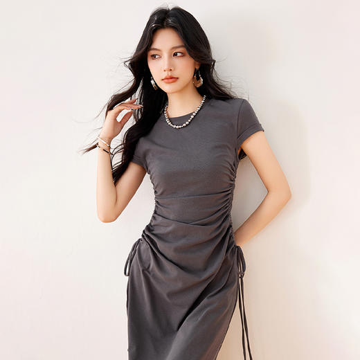 西遇韩系灰色抽绳短袖长裙女2026夏季新款显瘦收腰褶皱针织连衣裙SS060265 商品图3