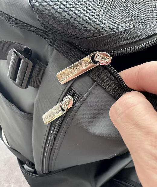 全新正品美单LOTTO乐途大容量46L多功能双肩包行李背包羽毛球包衣物包
26年一季度新款 官网120美金
尺寸54x32x20 都是黑色 根据logo颜色下单 商品图4