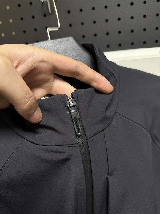 原单正品 DESCENTE迪桑特高端黑标 DUALIS系列男士防泼水梭织外套，
M-3XL 商品图3