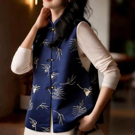 （清仓卖完即止！！）新中式「竹燕春晖」马甲， 设计师将燕子竹青的雅致韵味融入其中，媲美秀场上的高定款【3-7天发货，周末顺延】 商品图3