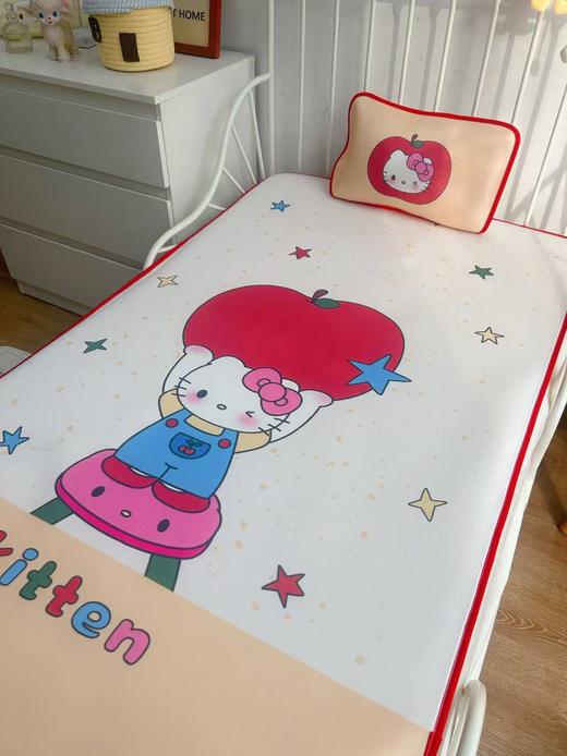 🎀新款2026【儿童水光冰丝凉席三件套】 💚一款自带凉感的凉席 选用高品质水光冰丝材质，摸上去第一感觉就是顺滑软糯，没有普通凉席的粗糙硬挺，轻轻贴在皮肤上，瞬间带走燥热，自带丝丝凉意。 商品图2