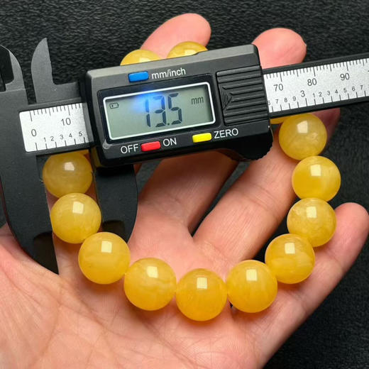 【青山特惠】13.5mm*16颗 精品原矿俄料鸡油黄蜜蜡单圈手串 22.6克 m105 商品图6