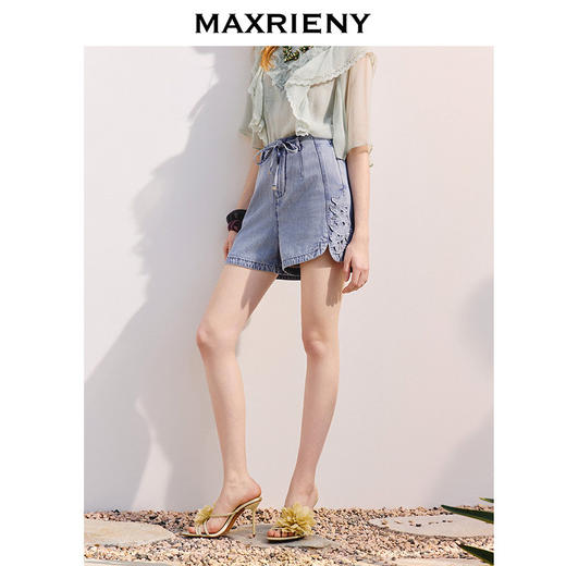 【商场同款】MAXRIENY浮雕肌理感小a显瘦浅牛仔蓝短裤女2025夏款(货号:MC86PA263) 商品图2