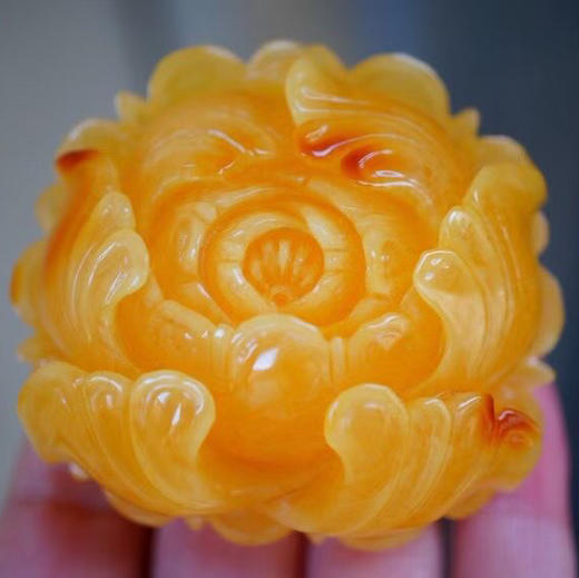 【青山特惠】精品原矿俄料焦皮料立体精工牡丹花蜜蜡吊坠，尺寸57.5-53.2-25.5mm 41.6克，m310 商品图0