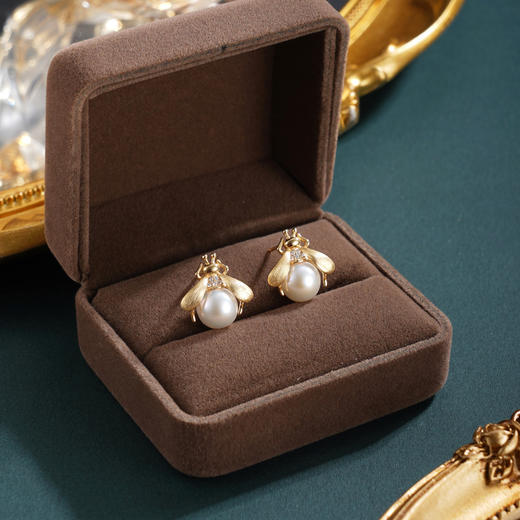 子佩集【蜜恋时光‌】银S925珍珠惜王妃耳钉【MLEH037】镀金蜜蜂2602 商品图1