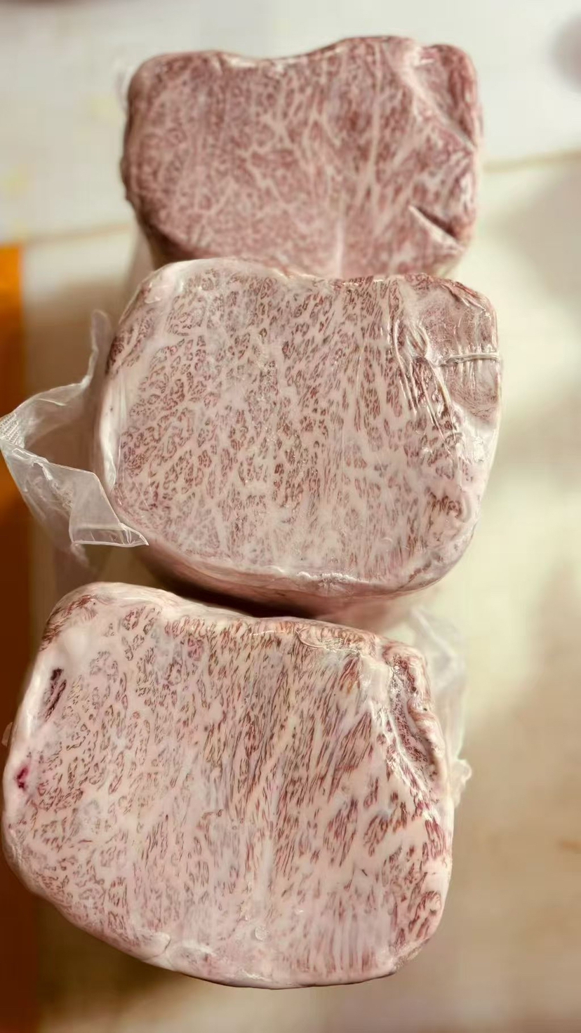 和牛A5+，由俭入奢易由奢入俭难，吃过这个其他牛排都是浮云，慎重考虑再下单