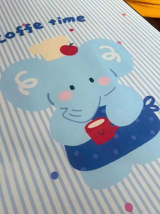 🎀新款2026【儿童水光冰丝凉席三件套】 💚一款自带凉感的凉席 选用高品质水光冰丝材质，摸上去第一感觉就是顺滑软糯，没有普通凉席的粗糙硬挺，轻轻贴在皮肤上，瞬间带走燥热，自带丝丝凉意。 商品图8