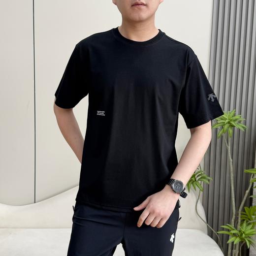 点此购买 迪桑特ALLTERRAIN 81系列男士后背图案印花宽松短袖T恤 qk 343698 商品图6