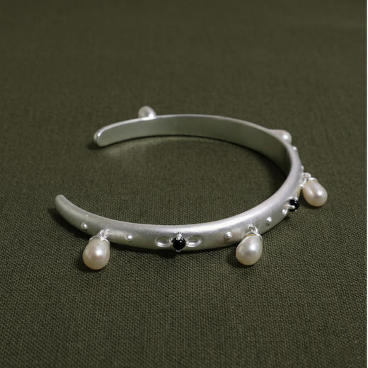 含晖·玲珑系列-镂空珍珠手镯 商品图5