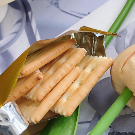 😍被同事追着要链接的【空气苏打饼干】！🌟 一口下去，直接被惊艳到！👏那酥脆的口感，仿佛每一口都咬在了云朵上，轻盈又蓬松 🔥空气苏打饼 商品图4