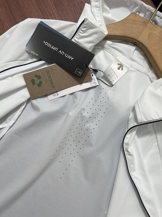 点此购买 迪桑特春秋季女款连帽防晒外套 kad 343868 商品图10