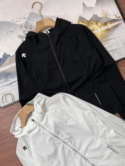 点此购买 迪桑特春秋季女款连帽防晒外套 kad 343868 商品图8