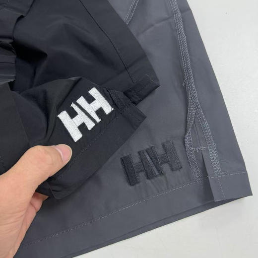 原单正品HH 短裤，刺绣标，轻量化短裤 

弹力腰部，万针刺绣小标，尼龙质感梭织面料，更轻、更有质感，防撕裂

成本高，作福利，两条更优惠！！

灰色/黑色 S-XXL 商品图9