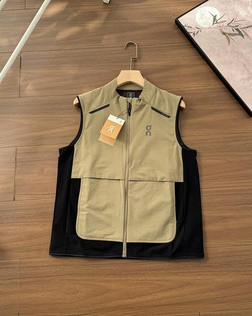 点此购买 on昂跑春夏男女款户外轻量多功能马甲 md 343891 商品图2