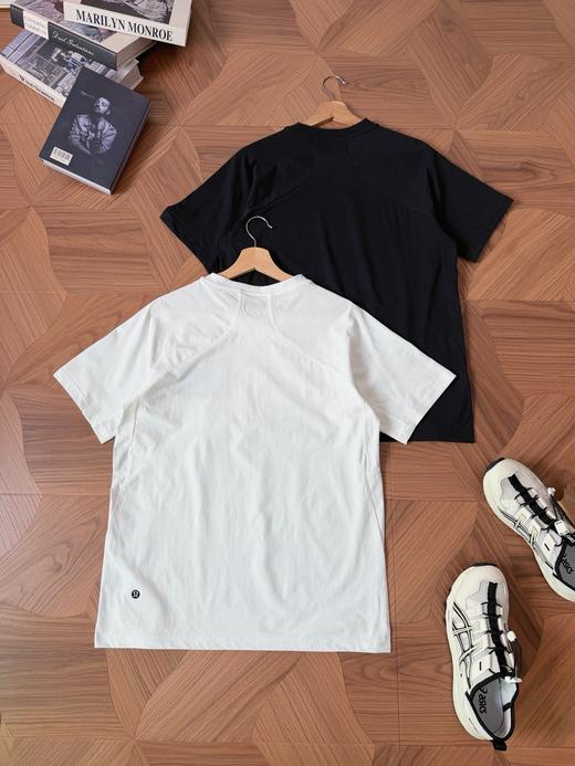 点此购买 lulu露露春夏男士扭缝剪裁运动休闲纯色短袖T恤 tuo 343900 商品图1