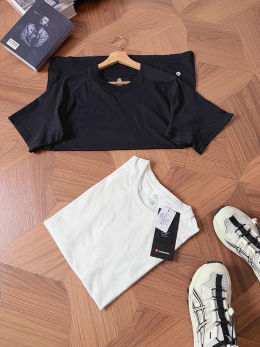 点此购买 lulu露露春夏男士扭缝剪裁运动休闲纯色短袖T恤 tuo 343900 商品图8