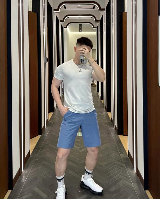 点此购买 lulu露露春夏男士扭缝剪裁运动休闲纯色短袖T恤 tuo 343900 商品图7