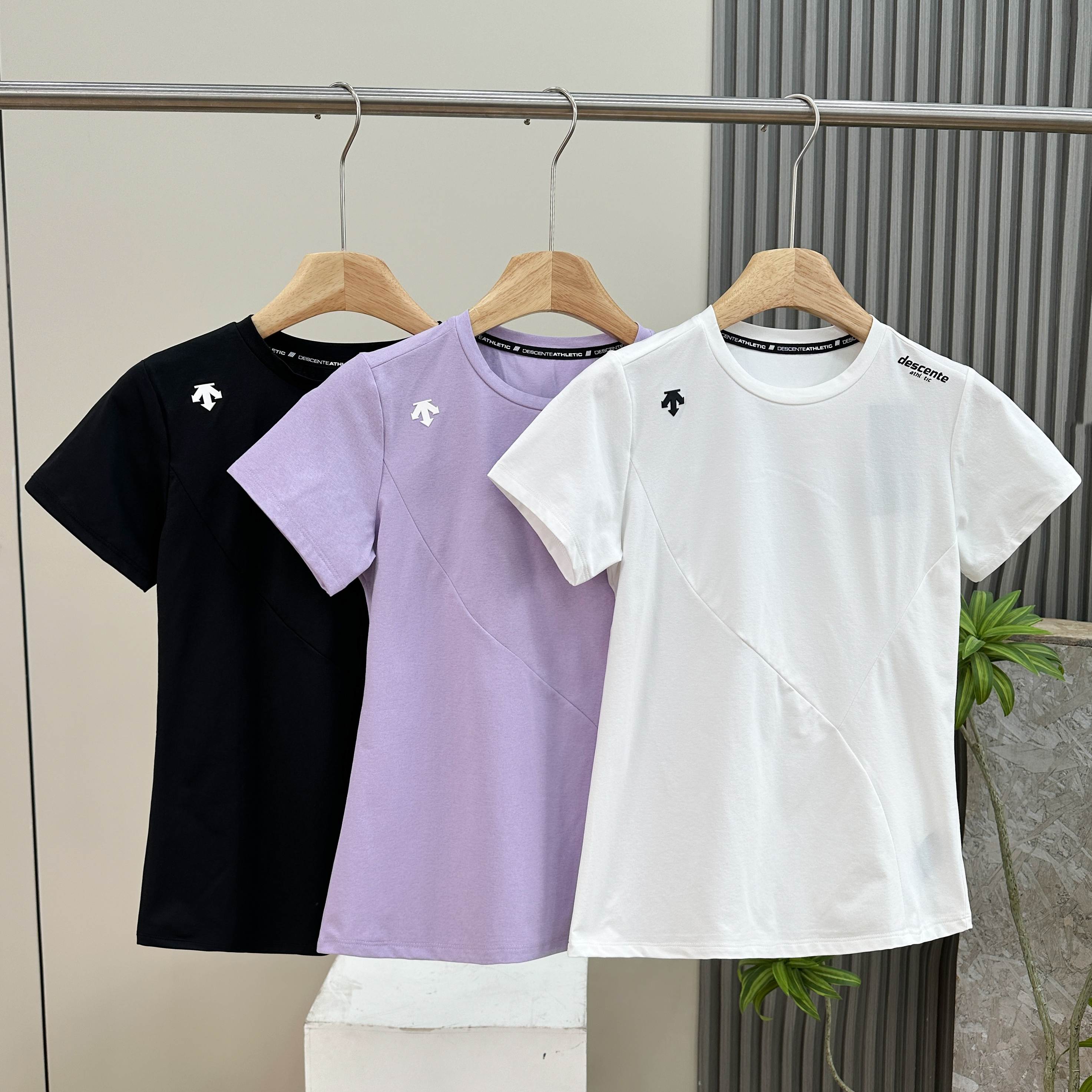 点此购买 迪桑特夏季TRAINING系列女士收腰短袖T恤针织衫 qk 343861