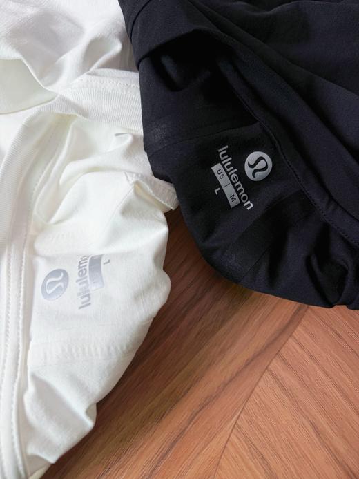 点此购买 lulu露露春夏男士扭缝剪裁运动休闲纯色短袖T恤 tuo 343900 商品图11