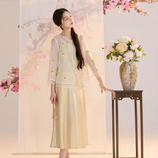 三彩【花间轻语】2026夏季新款欧根纱绣花外套盘扣开衫宽松上衣C 商品图3