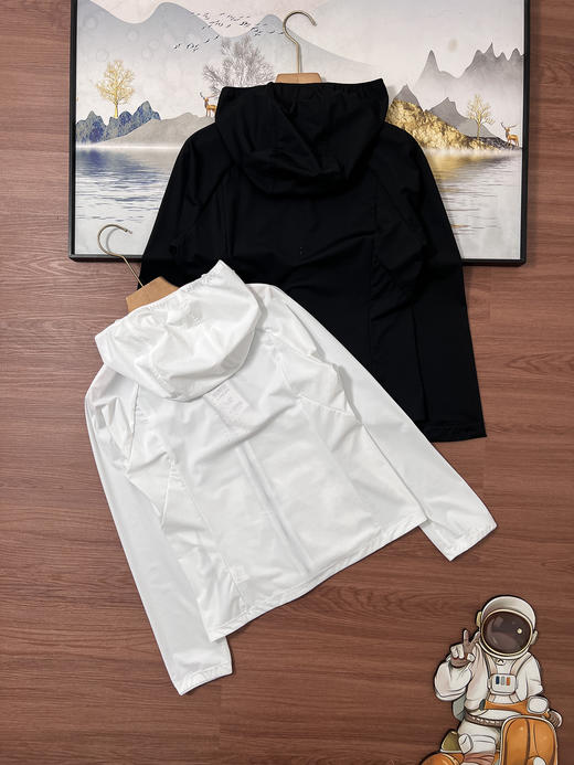 点此购买 迪桑特春秋季女款连帽防晒外套 kad 343868 商品图3