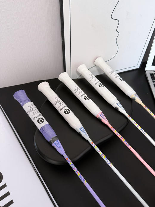 原单正品露露碳素单羽毛球拍
球拍拉线磅数在25-30磅左右，击球更清脆！五个色 商品图1