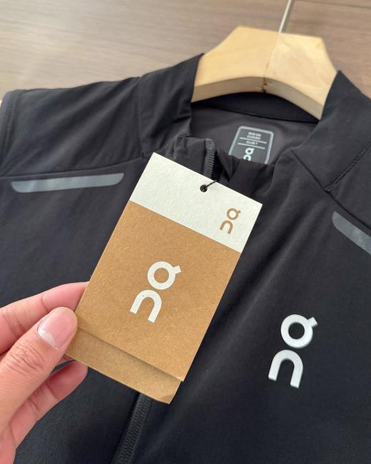 点此购买 on昂跑春夏男女款户外轻量多功能马甲 md 343891 商品图13