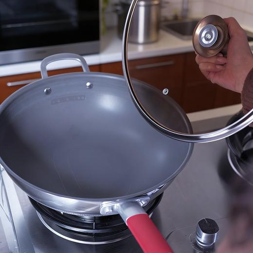 疯抢中！！【CCTV央视推荐】【章丘真手打·钛锅&铁锅】无涂层免开锅 不生锈不粘锅 送送锅盖+手提礼盒装 商品图6