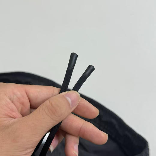 原单正品HH 短裤，刺绣标，轻量化短裤 

弹力腰部，万针刺绣小标，尼龙质感梭织面料，更轻、更有质感，防撕裂

成本高，作福利，两条更优惠！！

灰色/黑色 S-XXL 商品图4