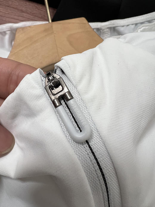 点此购买 迪桑特春秋季女款连帽防晒外套 kad 343868 商品图12