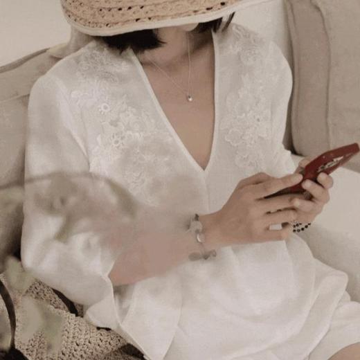 法式刺绣仿苎麻 V领上衣  重工精致刺绣  舒适优雅 商品图0