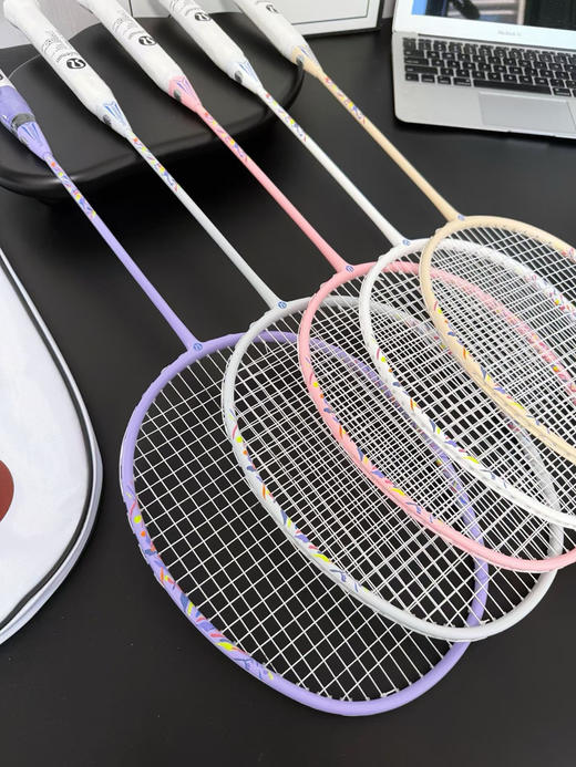 原单正品露露碳素单羽毛球拍
球拍拉线磅数在25-30磅左右，击球更清脆！五个色 商品图2