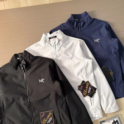 F033143春夏季新款户外防风防雨刺绣防风休闲日常软壳立领夹克长袖外套 商品图3