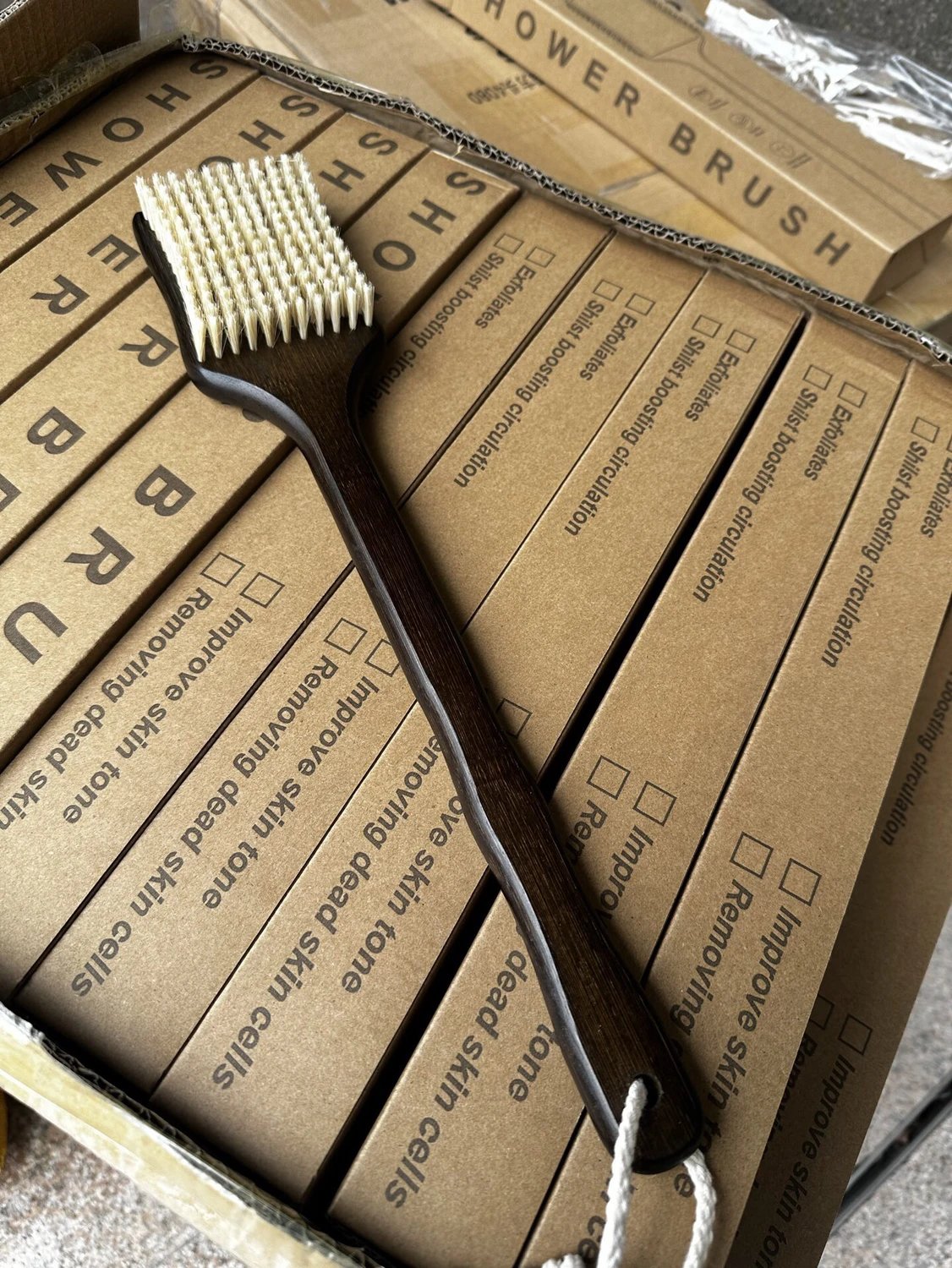 正亚马68美刀！超长柄猪鬃毛浴刷  26Y03113-