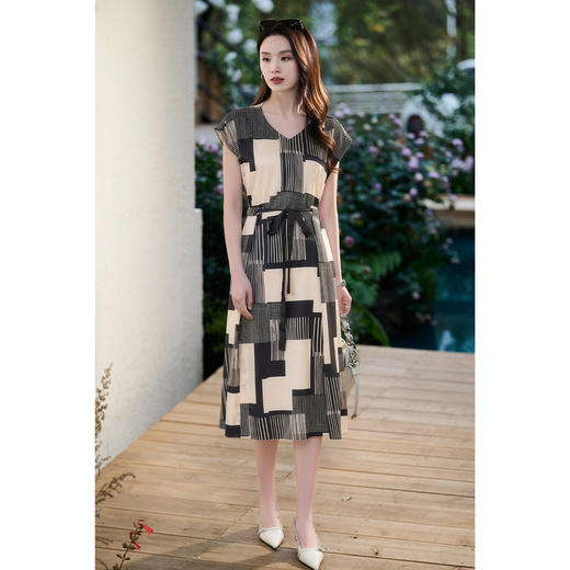 艺术几何真丝裙 真丝弹力缎 米思阳2026夏季新款时尚桑蚕丝裙子系带收腰印花真丝连衣裙2701/1070 商品图4