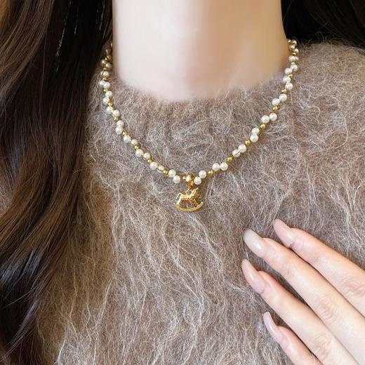 雀说 金色木马珍珠项链复古轻奢高级配饰XL7229 商品图1