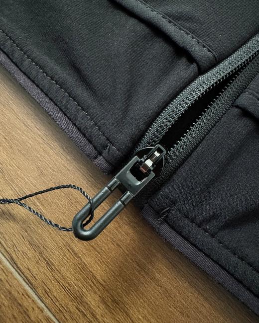 点此购买 on昂跑春夏男女款户外轻量多功能马甲 md 343891 商品图14