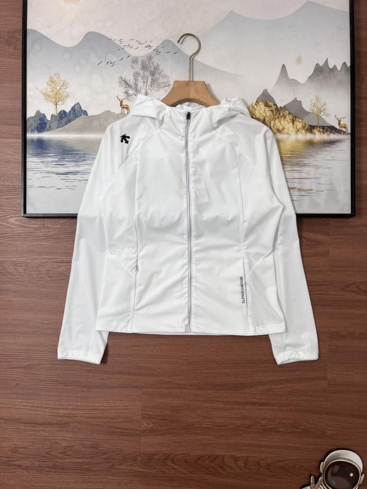 点此购买 迪桑特春秋季女款连帽防晒外套 kad 343868 商品图1